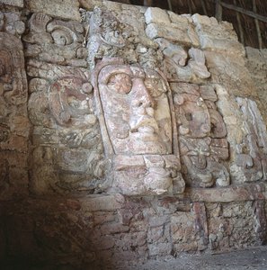 Máscara arquitectónica, Templo de los Mascarones, Kohunlich, Península de Yucatán, México, Período Clásico Temprano (300-600 d.C.)
